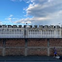 Este muro de varios metros de altura separa la cárcel de una vía pública. Por medio de gritos los internos tratan de comunicarse.