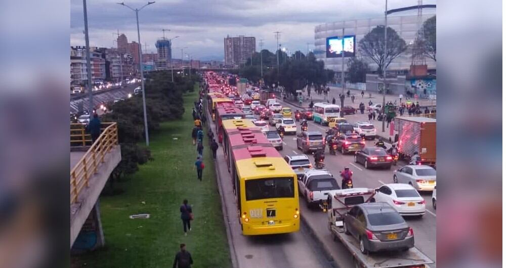 Trancón en la NQS. Las personas se bajan de los buses y empezaron a caminar.