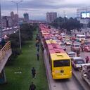 Trancón en la NQS. Las personas se bajan de los buses y empezaron a caminar.