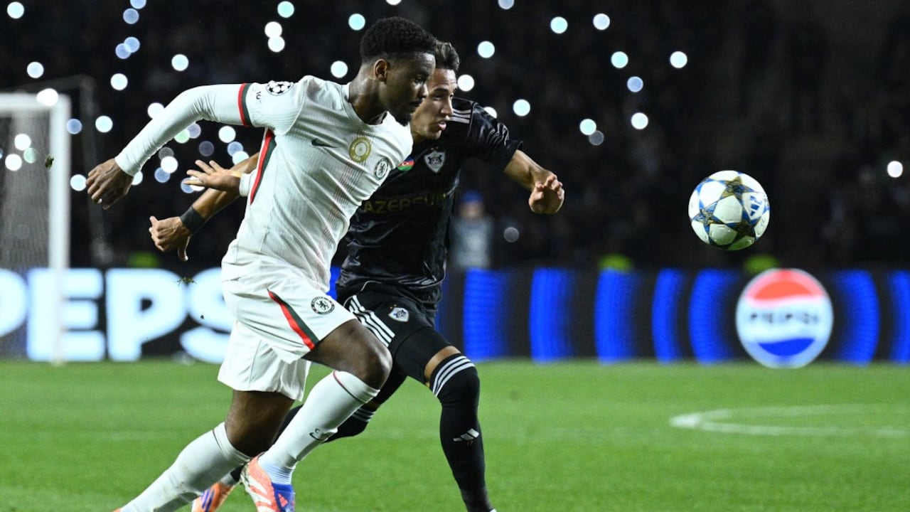 Jorrel Hato pelea una pelota con Camilo Durán en la Champions League.