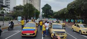 El tránsito por la vía aledaña al CAM (Avenida 2da Norte) está fluyendo solo a un carril debido a la manifestación de los taxistas.