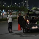 La policía registra un vehículo y sus pasajeros durante el inicio del toque de queda decretado por el presidente de Ecuador, Guillermo Lasso