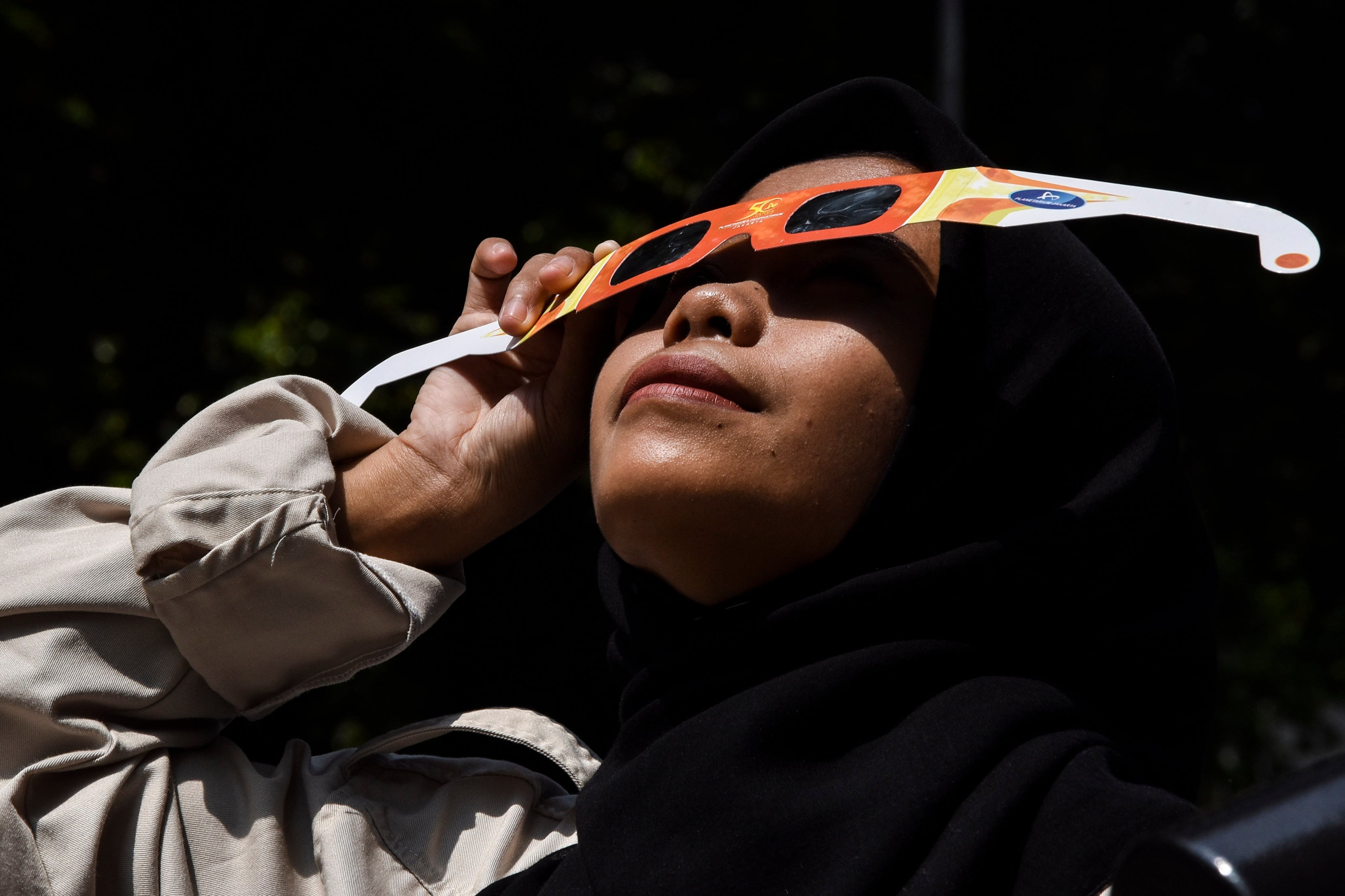 Las gafas de sol comunes no sirven para observar el eclipse; se requieren visores certificados ISO 12312-2.