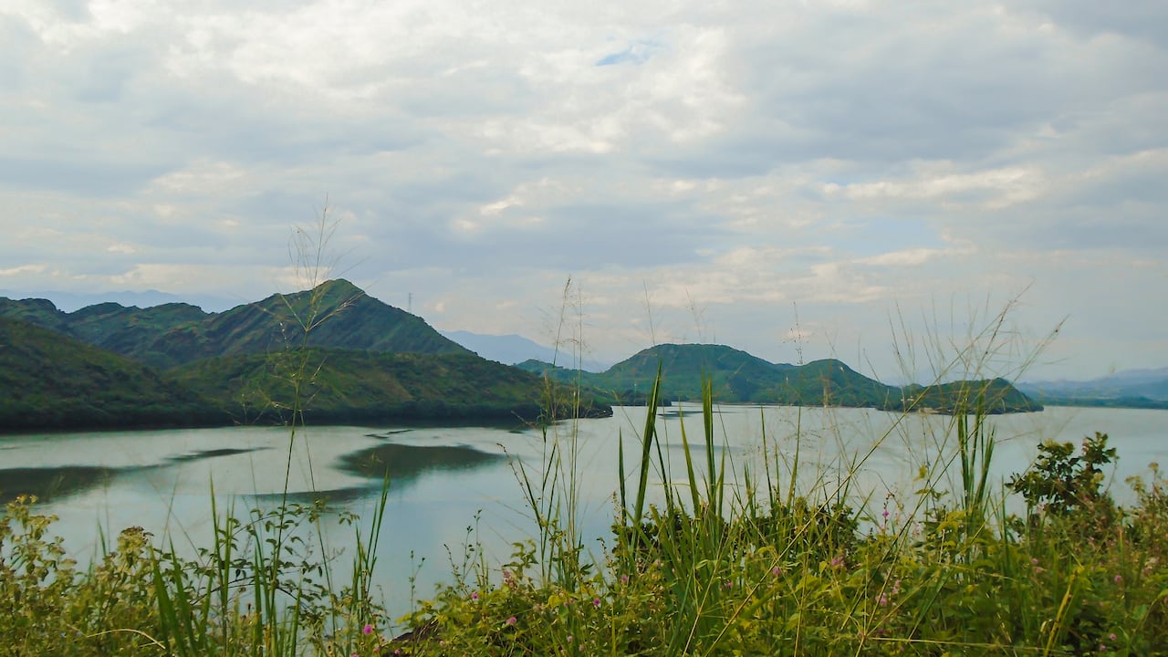 Este es uno de los embalses más importantes de Colombia, que también es atractivo turístico.