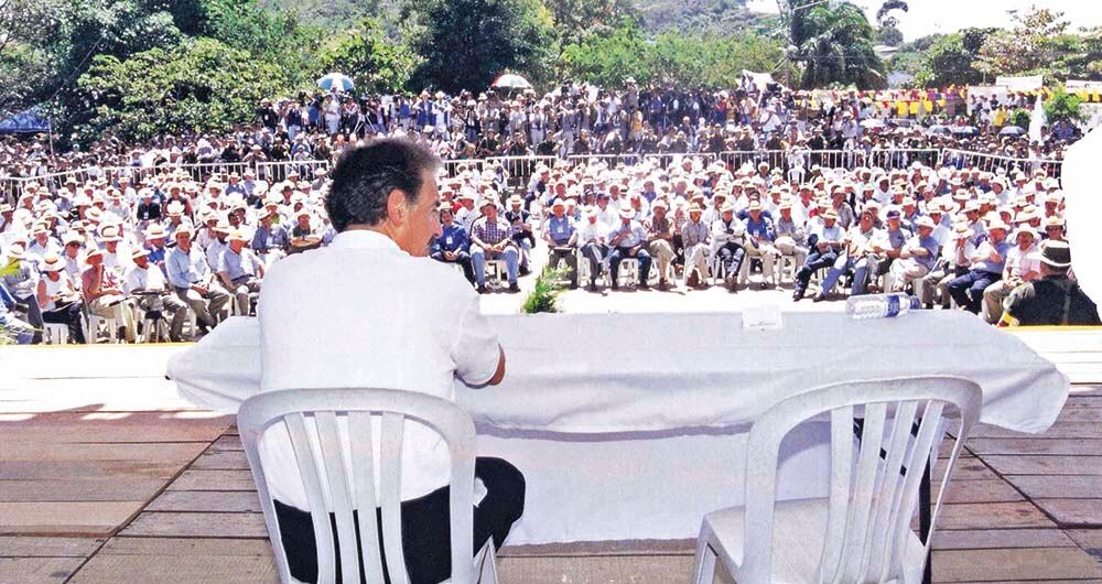 El 7 de enero de 1999, el entonces comandante Manuel Marulanda Vélez nunca llegó a la apertura de los diálogos y la imagen a nivel internacional fue la de la silla vacía que dejó el guerrillero.