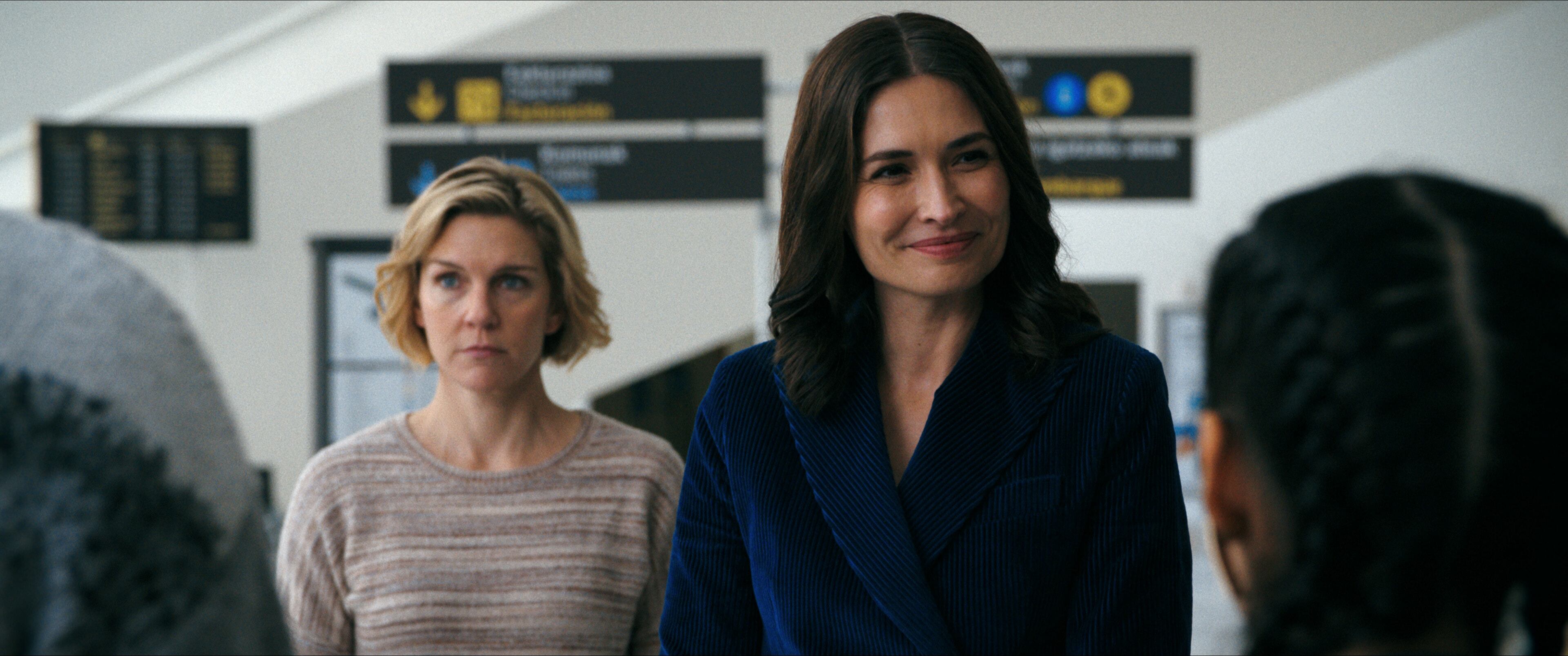 Rhea Seehorn y Karolina Wydra en 'Pluribus'.