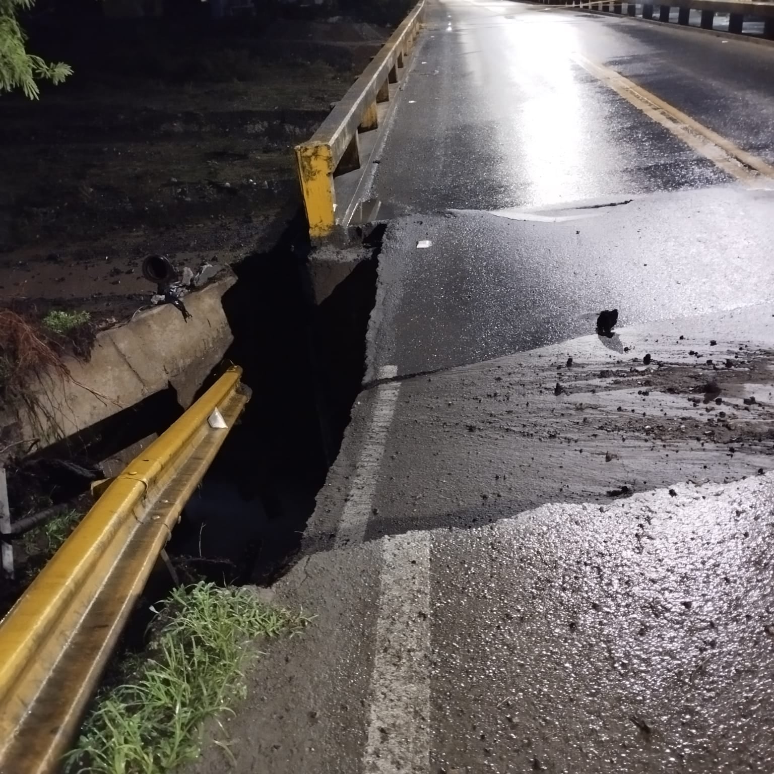 Las fuertes lluvias habrían ocasionado esta emergencia vial.
