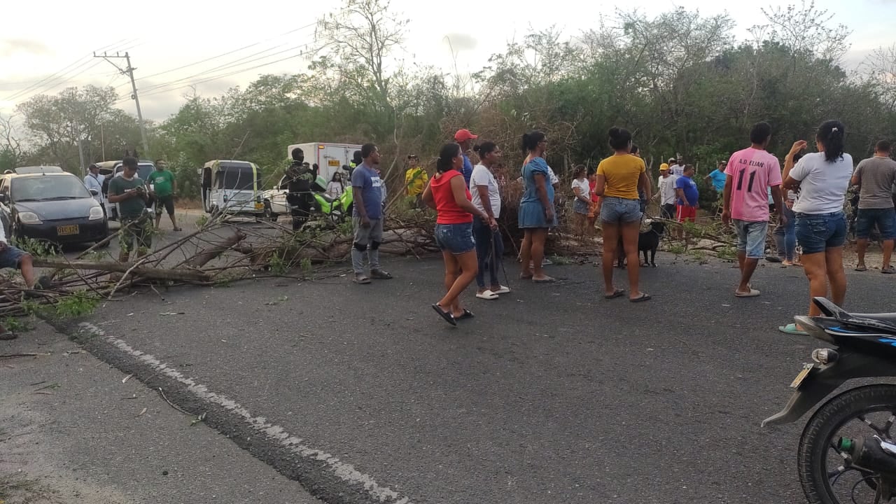 La comunidad damnificada bloqueó la vía exigiendo la presencia de las autoridades. Imagen de referencia