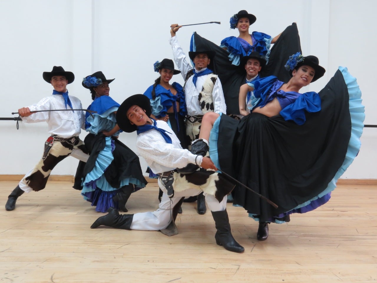 Más de 50 artistas en escena, entre bailarines y músicos en vivo, le darán vida a un espectáculo con repertorios de gran exigencia escénica, con el fin de mostrar la riqueza de la cultura colombiana y la multiplicidad de razas de los territorios.