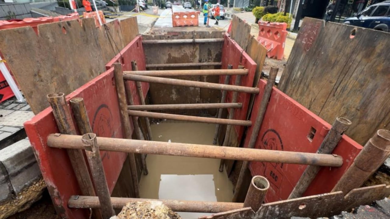 Instalación del moderno alcantarillado en el norte de Bogotá