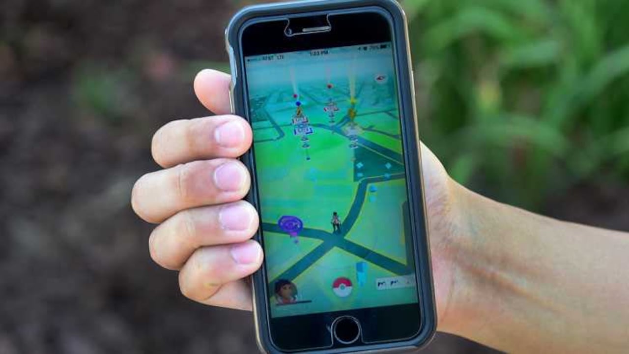 Los cazadores de Pokémons buscan a las míticas criaturas en las calles, los parques, los ríos y hasta dentro de los hospitales.