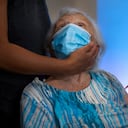 Blossom Koppelman, de 86 años, recibe una tercera vacuna Pfizer-BioNTech COVID-19 de un voluntario del servicio de emergencia nacional Magen David Adom, en un hogar de ancianos privado, en Netanya, Israel, el domingo 1 de agosto de 2021. Las autoridades de salud israelíes comenzaron a administrar el coronavirus vacunas de refuerzo el viernes a personas mayores de 60 años que ya han recibido ambas dosis de una vacuna, en un intento por combatir un aumento reciente en los casos. (Foto AP / Oded Balilty)