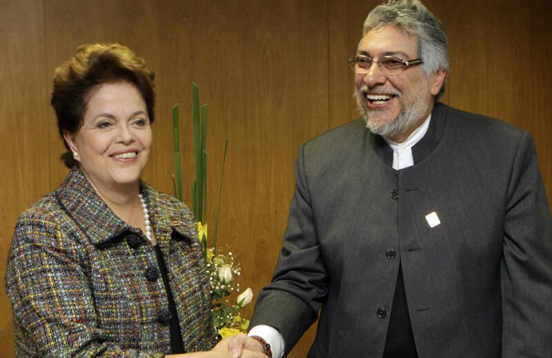  La presidenta brasileña, Dilma Rousseff, padeció cáncer linfático antes de llegar al poder. No obstante, en mayo de este año, siendo ya presidenta, acudió a un hospital para hacerse exámenes rutinarios y se le detectó una neumonía, por la que tuvo que guardar reposo y cancelar su participación en varias actividades oficiales. En la imagen, con Fernando Lugo, quien también padeció cáncer.