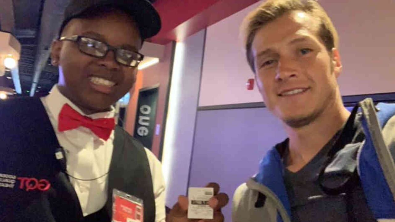 Con fotos como esta, Agustín Alanis ha registrado cada visita a cine.