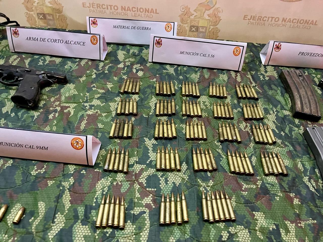 El Ejército incautó 2 fusiles, un arma corta, 10 proveedores y abundante material de guerra tras combates con disidencias de las Farc en Sevilla, Valle del Cauca.