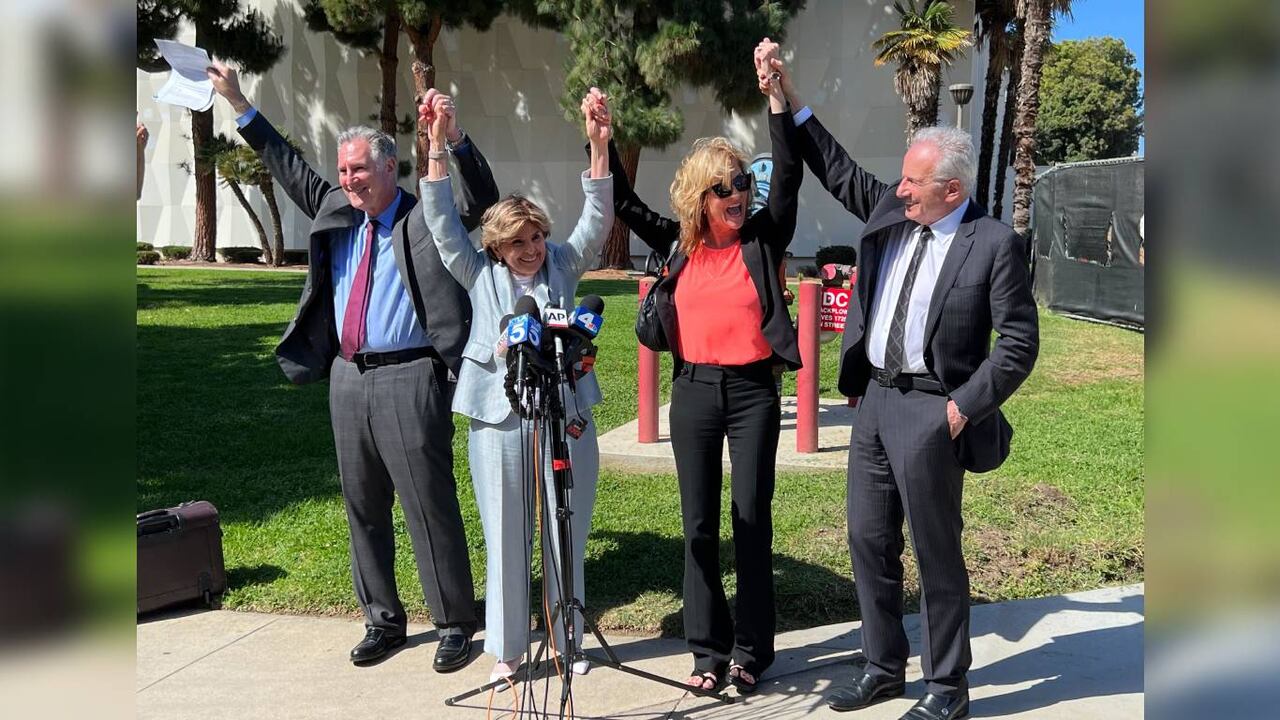 Los abogados John West, de izquierda a derecha, Gloria Allred, la demandante Judy Huth y el abogado Nathan Goldberg se unen tras el veredicto a favor de Huth en un juicio civil que involucra al actor Bill Cosby, a las afueras del Tribunal de Santa Mónica el martes 21 de marzo de 2022. Foto: AP/Richard Taber.