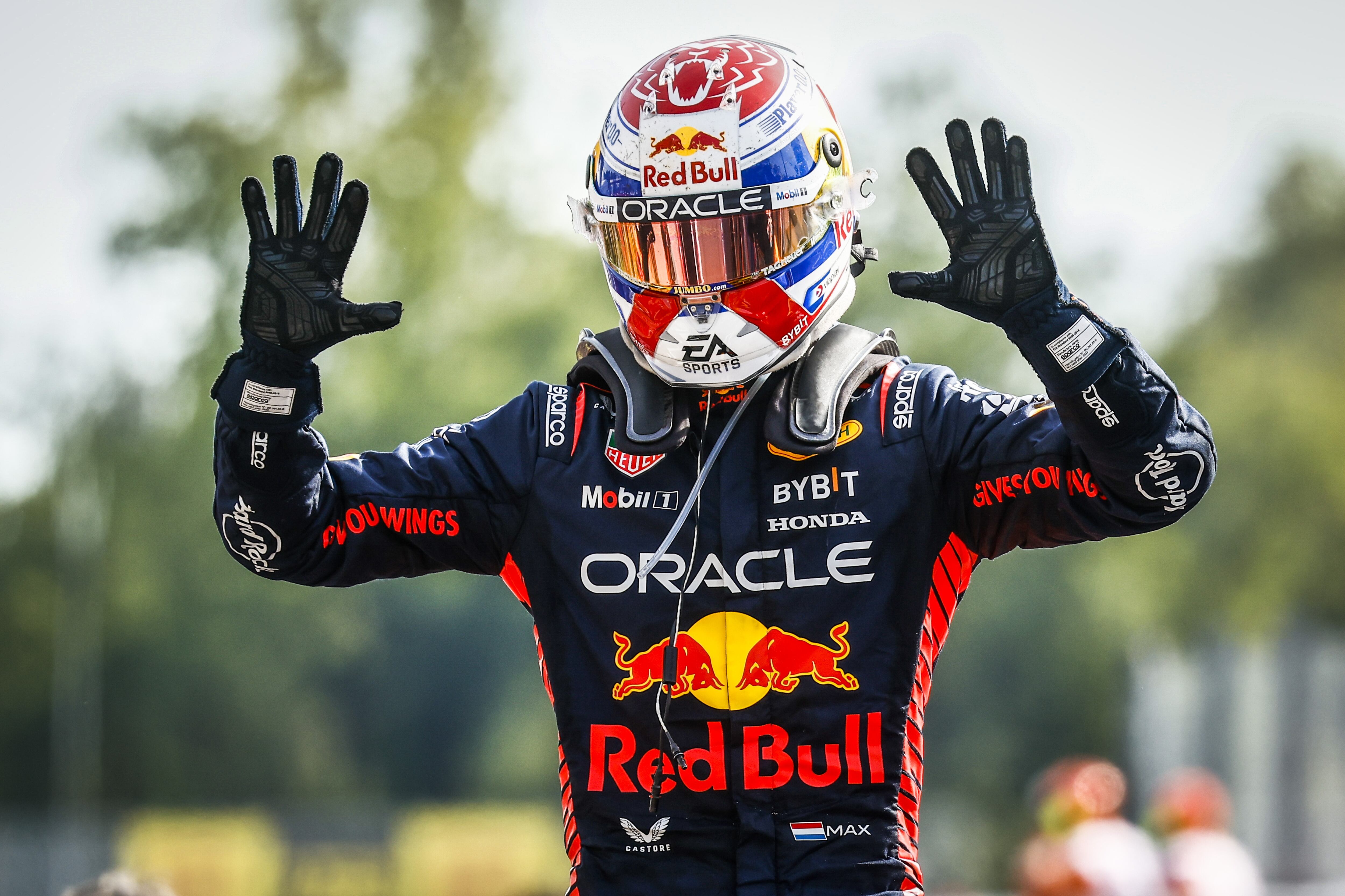 Max Verstappen celebra sus diez victorias consecutivas al ganar en Italia.