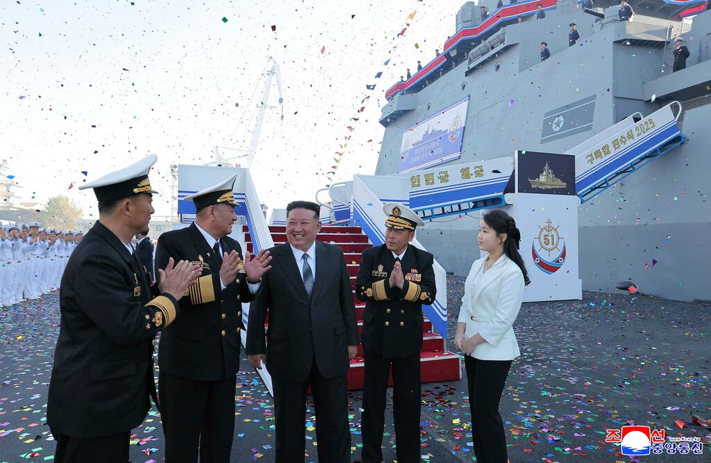 En esta foto proporcionada por el gobierno norcoreano, su líder Kim Jong-un (centro) y su hija (derecha) asisten a la ceremonia de inauguración de un nuevo destructor naval en el puerto occidental de Nampo, Corea del Norte, el viernes 25 de abril de 2025.