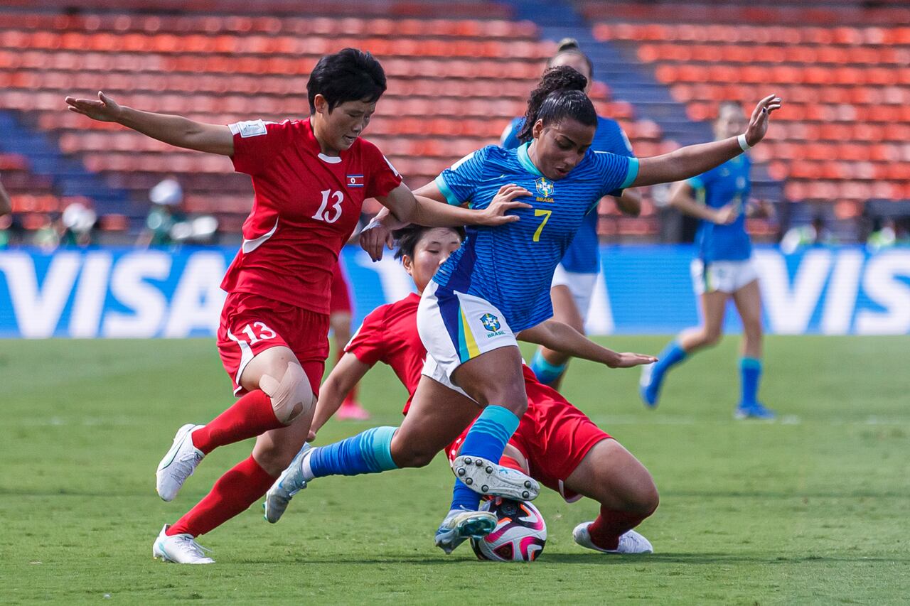 MEDELLIN, COLOMBIA - SEPTEMBER 15: Jon Ryong Jong (L) and Han Hong Ryon of Korea DPR (R) fight for the ball with Vendito of Brazil (C) during the Quarterfinal match between Brazil and Korea DPR as part of FIFA U-20 Women's World Cup Colombia 2024 at Estadio Atanasio Girardot on September 15, 2024 in Medellin, Colombia. (Photo by Martín Fonseca/Eurasia Sport Images/Getty Images)