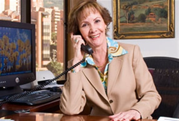 Beatriz Uribe, gerente general Mineros S.A.
“Mineros tiene dentro de su visión ser una empresa grande a nivel nacional, reconocida por un manejo eficiente en sus sistemas de gestión, con una clara política ambiental, cuidando a sus trabajadores y rentable para sus accionistas”. 