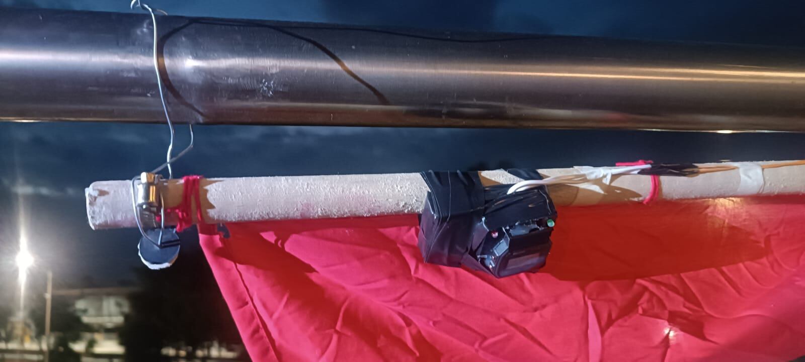 Había un reloj envuelto en cinta aislante y con unos cables pegados, pero el elemento no contenía ningún elemento explosivo o que generara algún peligro.