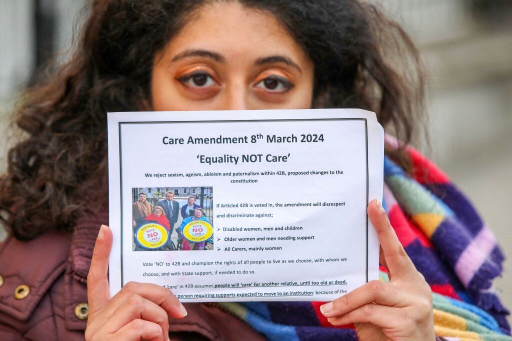 Maryam Madani, defensora del "no", activista por los derechos de las personas con discapacidad, posa frente al Dail en Dublín, Irlanda, el 5 de marzo de 2024, antes del referéndum irlandés del viernes. Irlanda se prepara para votar el viernes sobre las referencias constitucionales a la familia y el papel de la mujer en el hogar (Foto de PAUL FE / AFP)