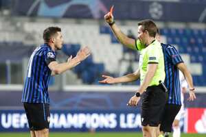 La expulsión de Remo Freuler en los primeros minutos del partido.