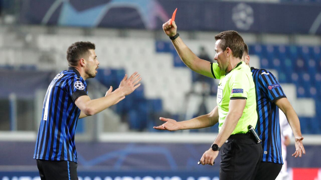 La expulsión de Remo Freuler en los primeros minutos del partido.