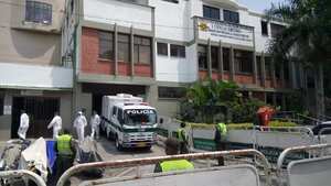 Llegada de los cuerpos recuperados por autoridades en zona rural de Tumaco, Nariño, a la sede de Medicina Legal en Cali.