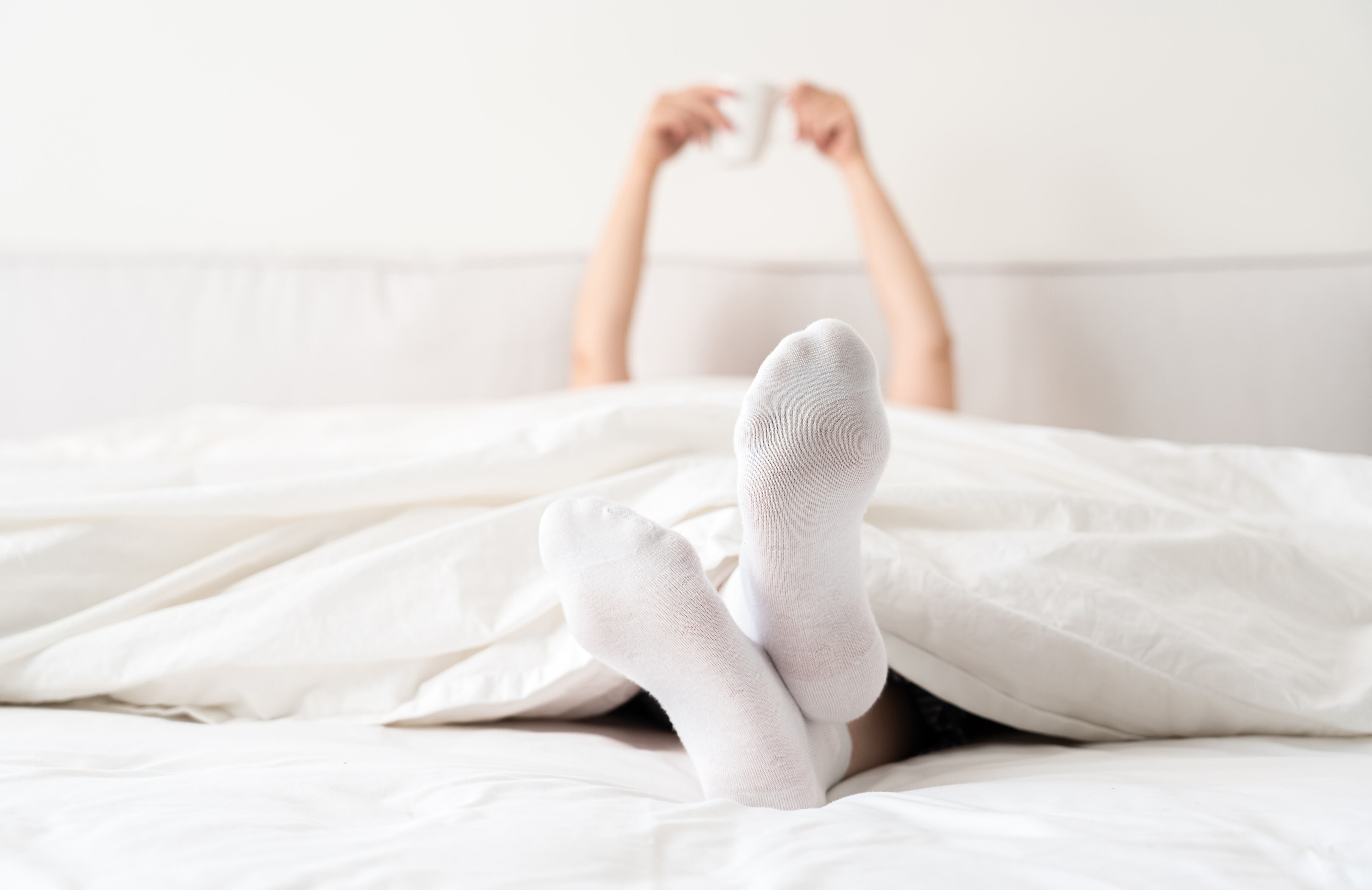 Mantener los pies calientes con medias puede prevenir la incomodidad causada por el frío durante la noche.