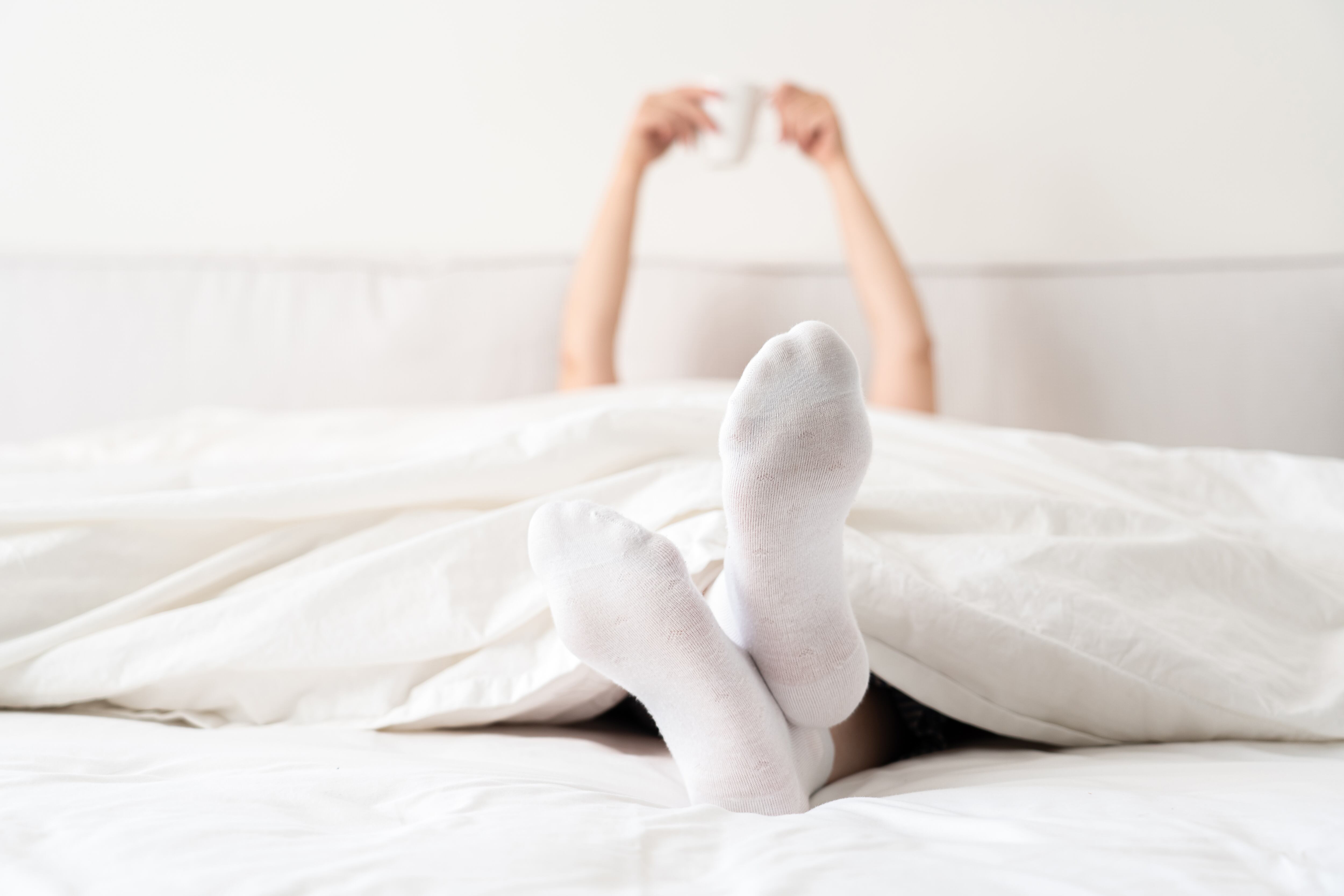 Mantener los pies calientes con medias puede prevenir la incomodidad causada por el frío durante la noche.