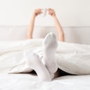 Mantener los pies calientes con medias puede prevenir la incomodidad causada por el frío durante la noche.