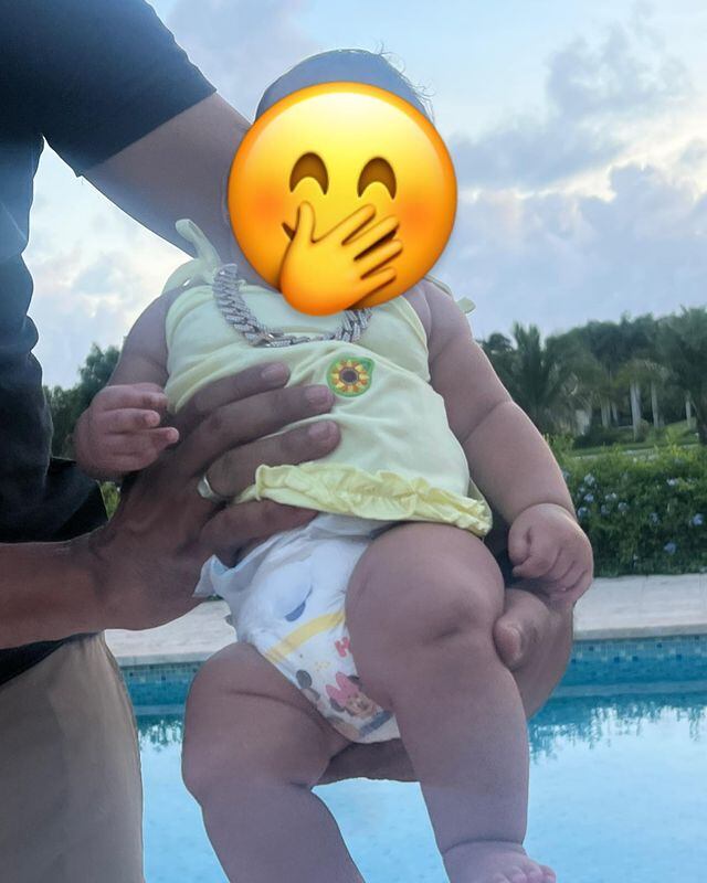 Los famosos no han dejado ver el rostro de la bebé