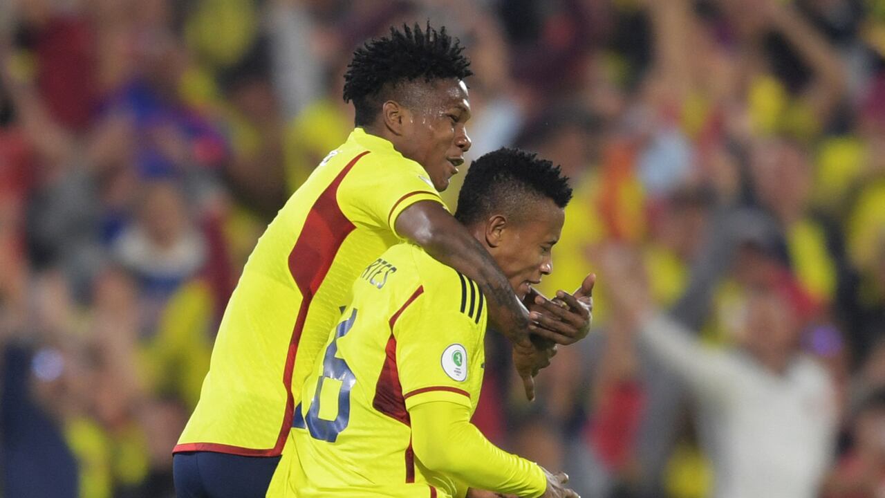 Óscar Cortes y Jorge Cabezas celebrando el segundo gol de Colombia.
