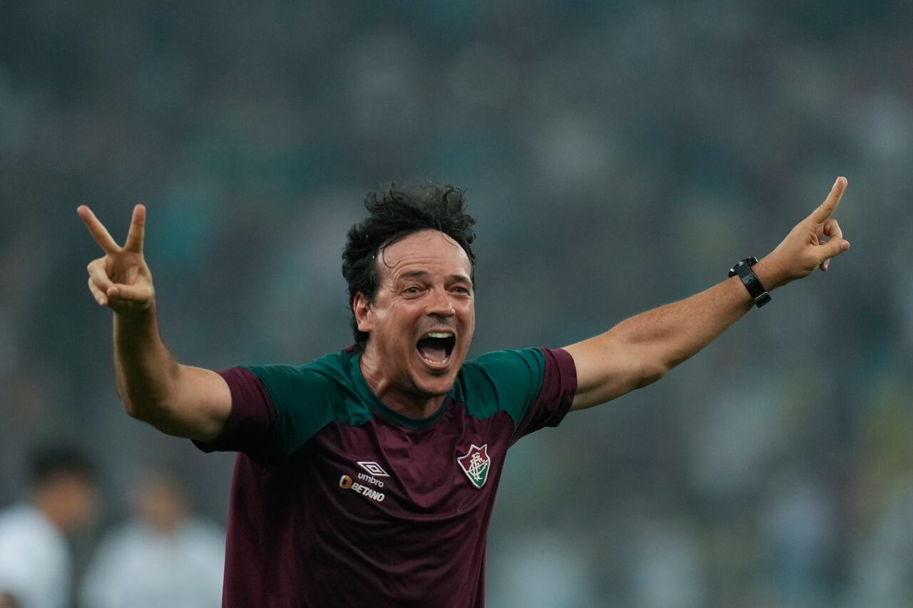 El entrenador Fernando Diniz del Fluminense de Brasil celebra después de ganar la final de la Recopa Sudamericana contra la Liga Deportiva Universitaria de Ecuador en el estadio Maracaná de Río de Janeiro, Brasil, el jueves 29 de febrero de 2024. (Foto AP/Silvia Izquierdo)