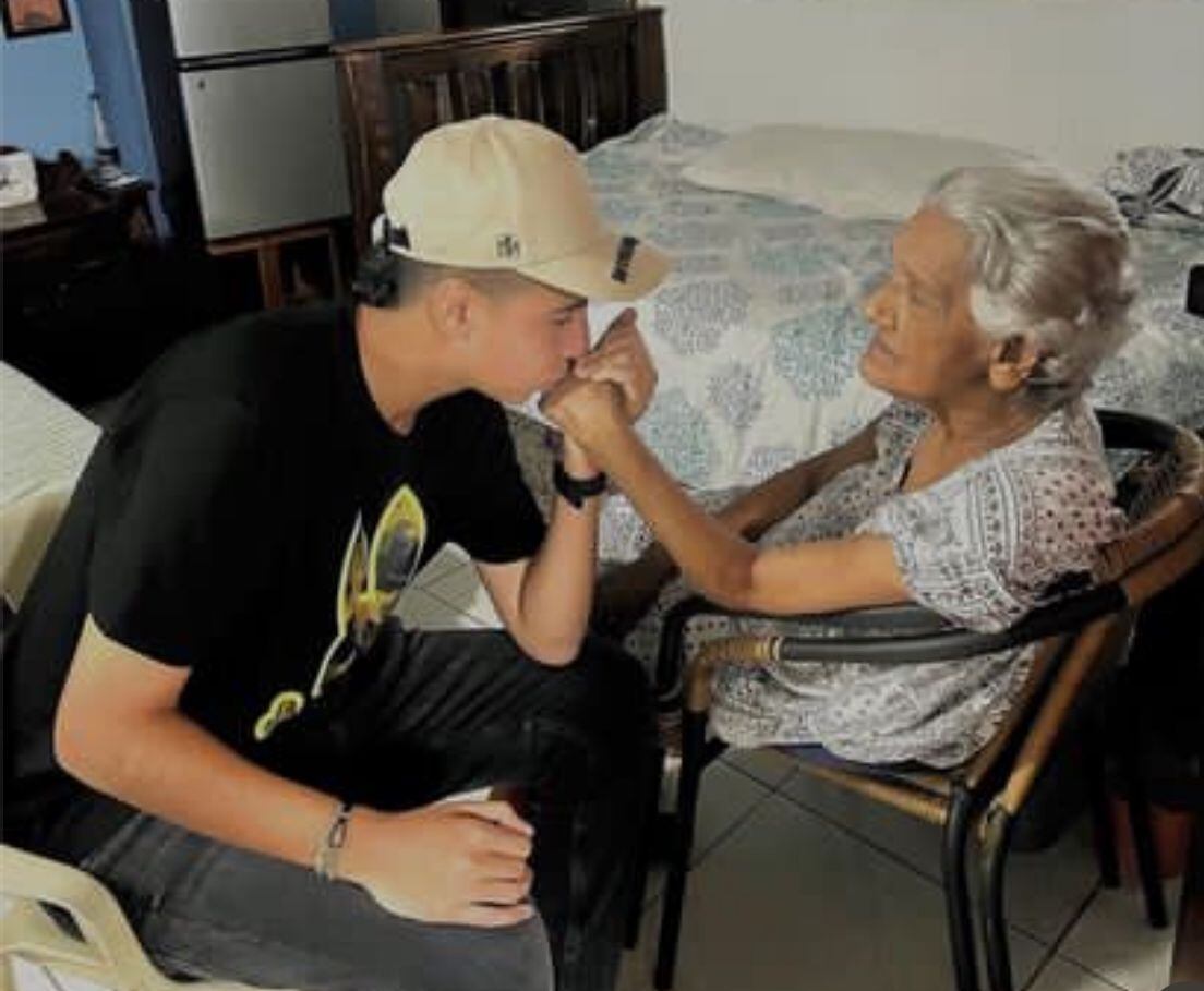 Martín Elías Jr. Díaz Varón al lado de su bisabuela Elvira Maestre.