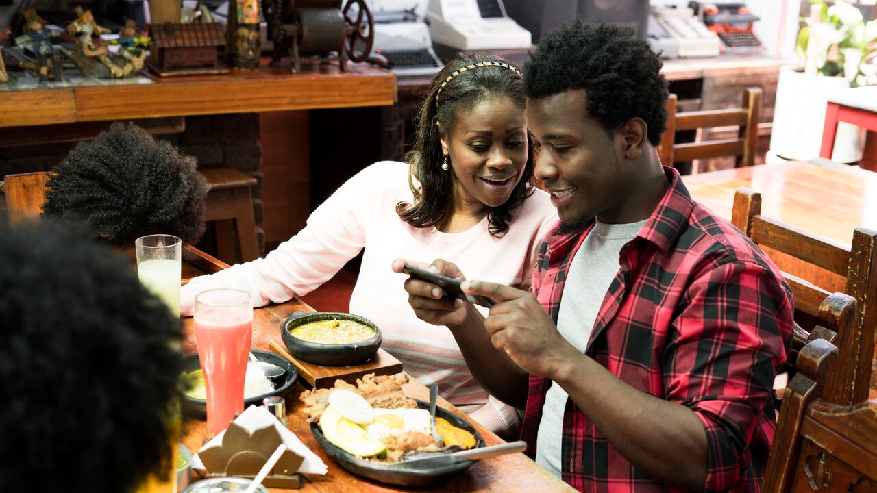 Turistas comiendo bandeja paisa.