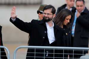 El presidente chileno Gabriel Boric y su compañera Irina Karamanos llegan al Palacio Presidencial de La Moneda para asistir a una ceremonia para conmemorar el 50th aniversario de la dictadura de Chile en Santiago, el 11 de septiembre de 2023. (Foto de Javier TORRES/AFP )