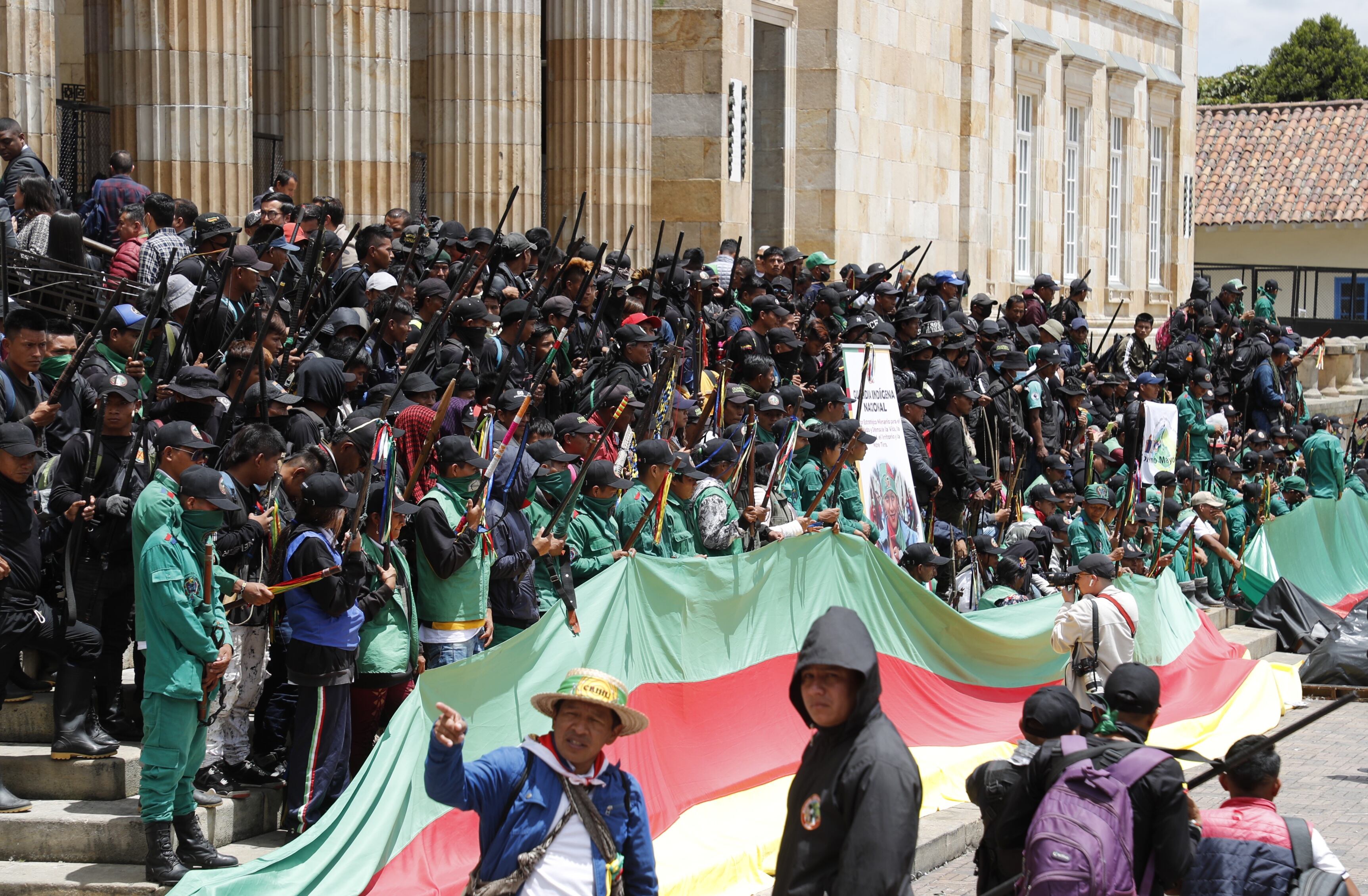 Indigenas en las afueras del Congreso