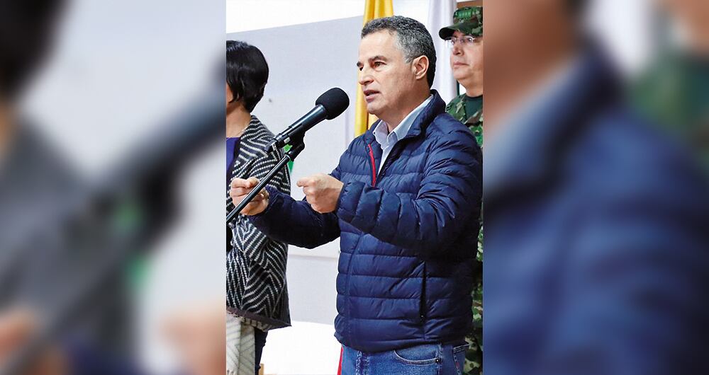  El gobernador de Antioquia, Aníbal Gaviria, se ha quedado solo en las denuncias contra el Clan del Golfo.