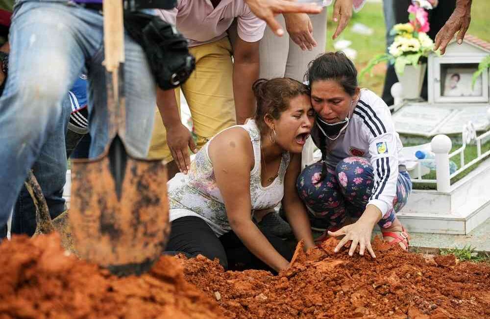 Dos mujeres despiden entre lágrimas a uno de sus seres queridos, una de las víctimas fatales de la avalancha que azotó a Mocoa el 31 de marzo de 2017. Foto: Carlos Julio Martínez / Enviado Especial de Semana