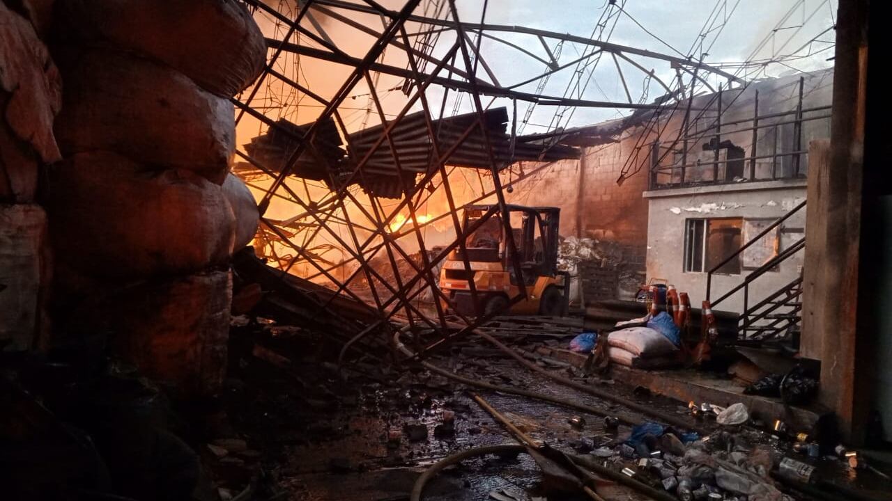 El incendio se desató en horas de la madrugada.