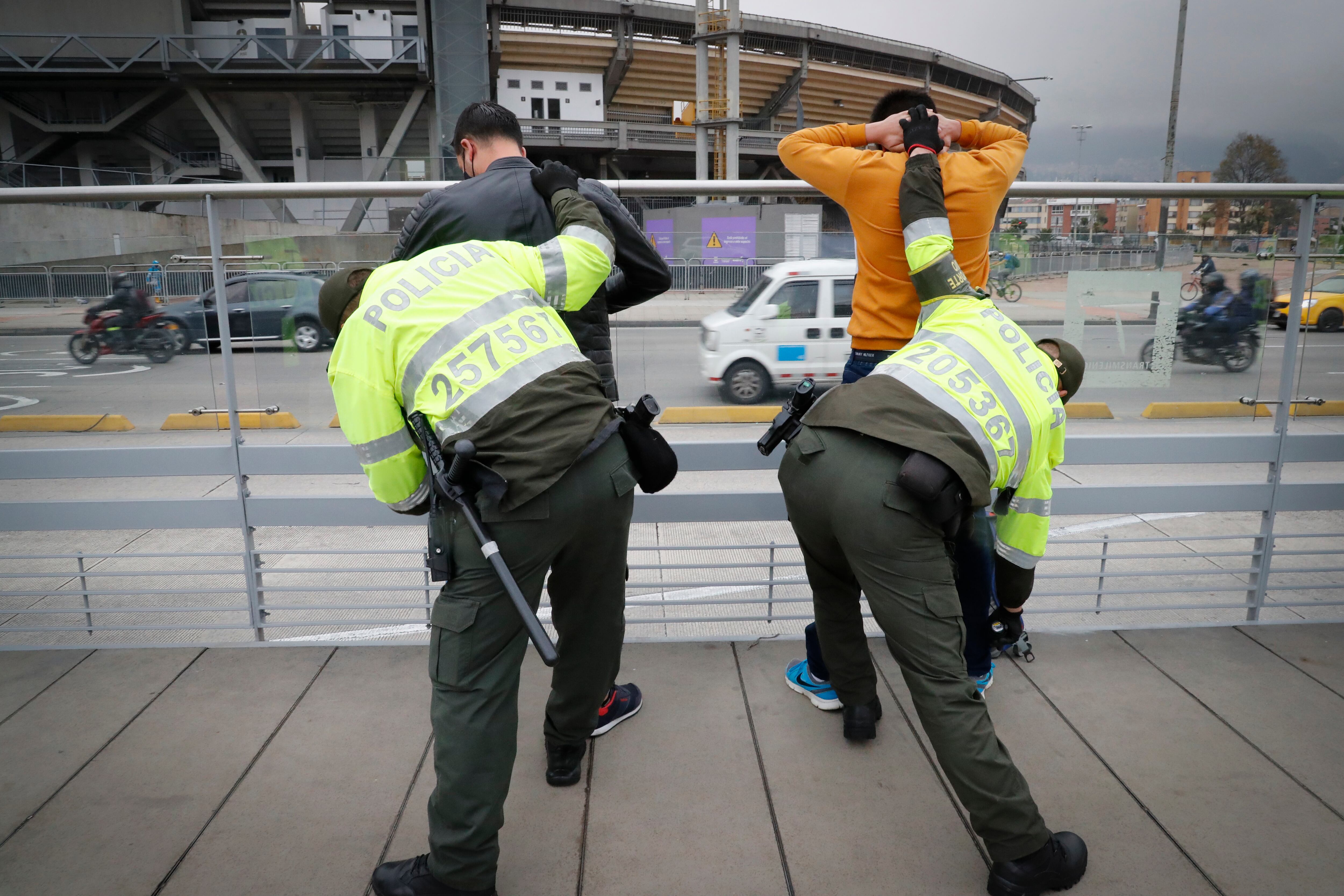 Detectores de metales Policía Metropolitana de Bogotá operativo de seguridad en Transmilenio
puesto de control movil
Marzo 16 del 2021
Foto Guillermo Torres Reina / Semana