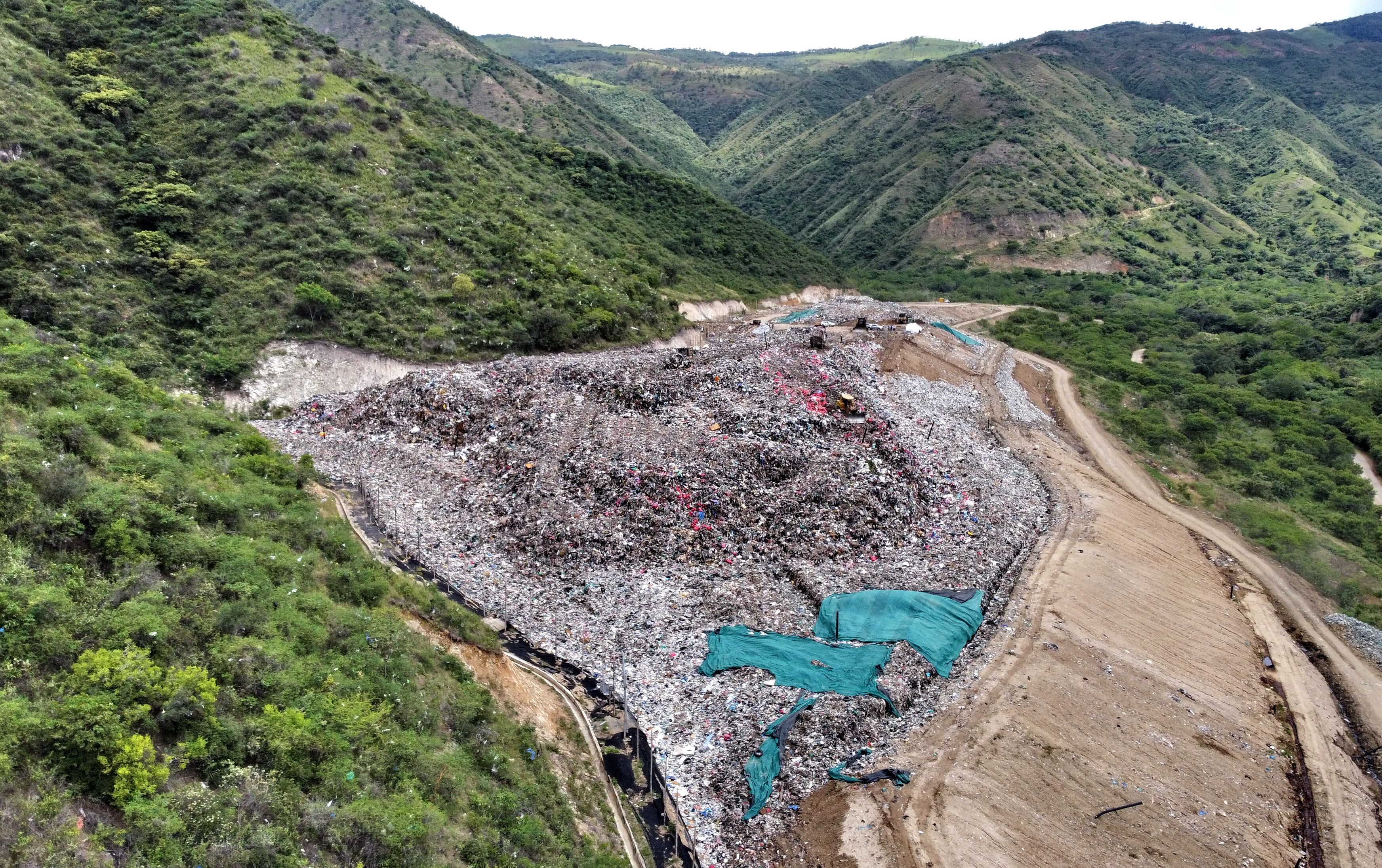 el relleno sanitario de Yotoco, lugar donde se disponen las basuras de Cali
En este lugar se disponen los residuos domiciliarios de Cali, Calima-El Darién, Florida, Candelaria, Yumbo, Restrepo, Jamundí, La Cumbre, Dagua y Yotoco (Valle), así como de Villarrica, Caloto, Guachené y Padilla (Cauca).