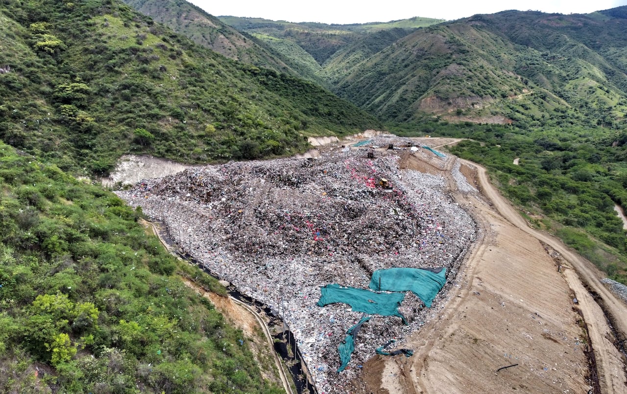 el relleno sanitario de Yotoco, lugar donde se disponen las basuras de Cali
En este lugar se disponen los residuos domiciliarios de Cali, Calima-El Darién, Florida, Candelaria, Yumbo, Restrepo, Jamundí, La Cumbre, Dagua y Yotoco (Valle), así como de Villarrica, Caloto, Guachené y Padilla (Cauca).