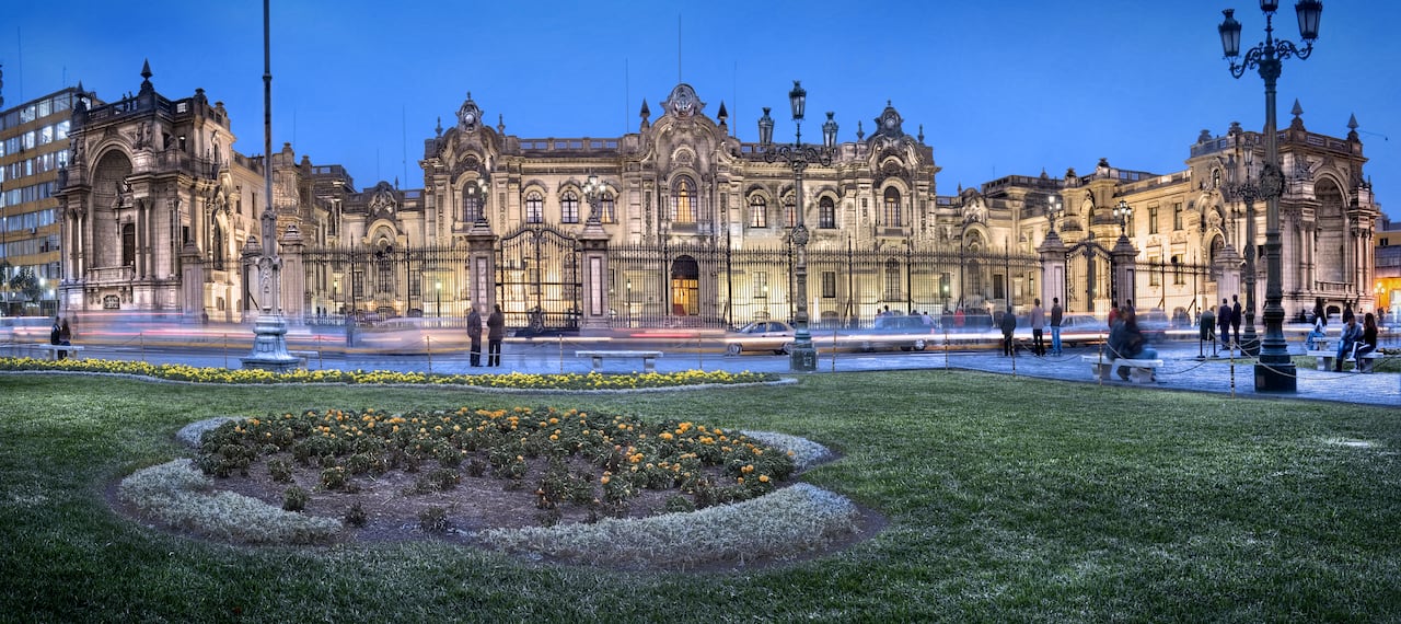 La fiscalía halló 20.000 dólares en efectivo en el baño en el Palacio de Gobierno del saliente secretario del presidente peruano Pedro Castillo,