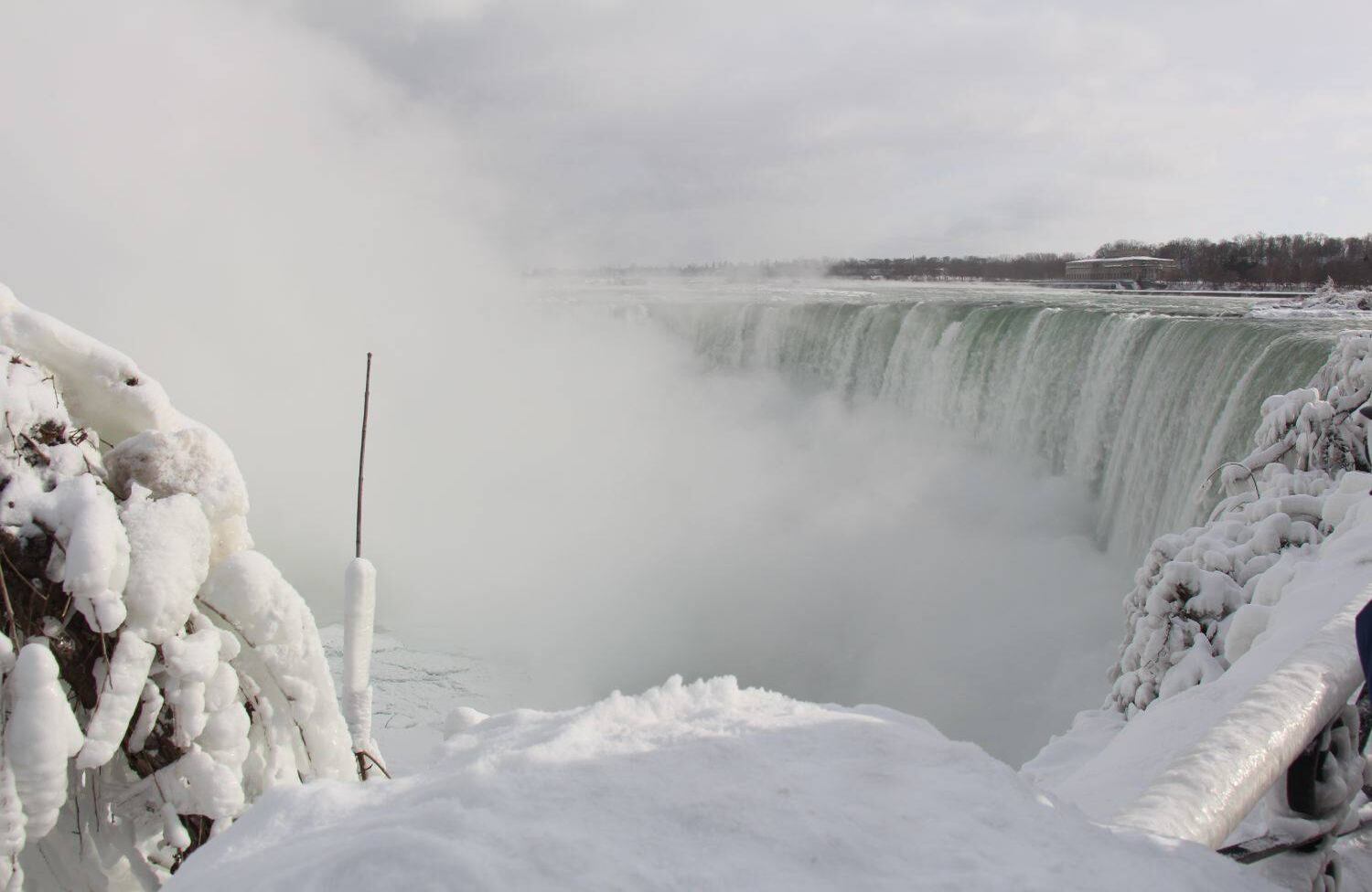 Una gran parte de las Cataratas del Niágara se ha congelado debido al clima frío en exceso que se ha vivido en Canadá durante dos semanas. (Seyit Aydogan - Agencia Anadolu)