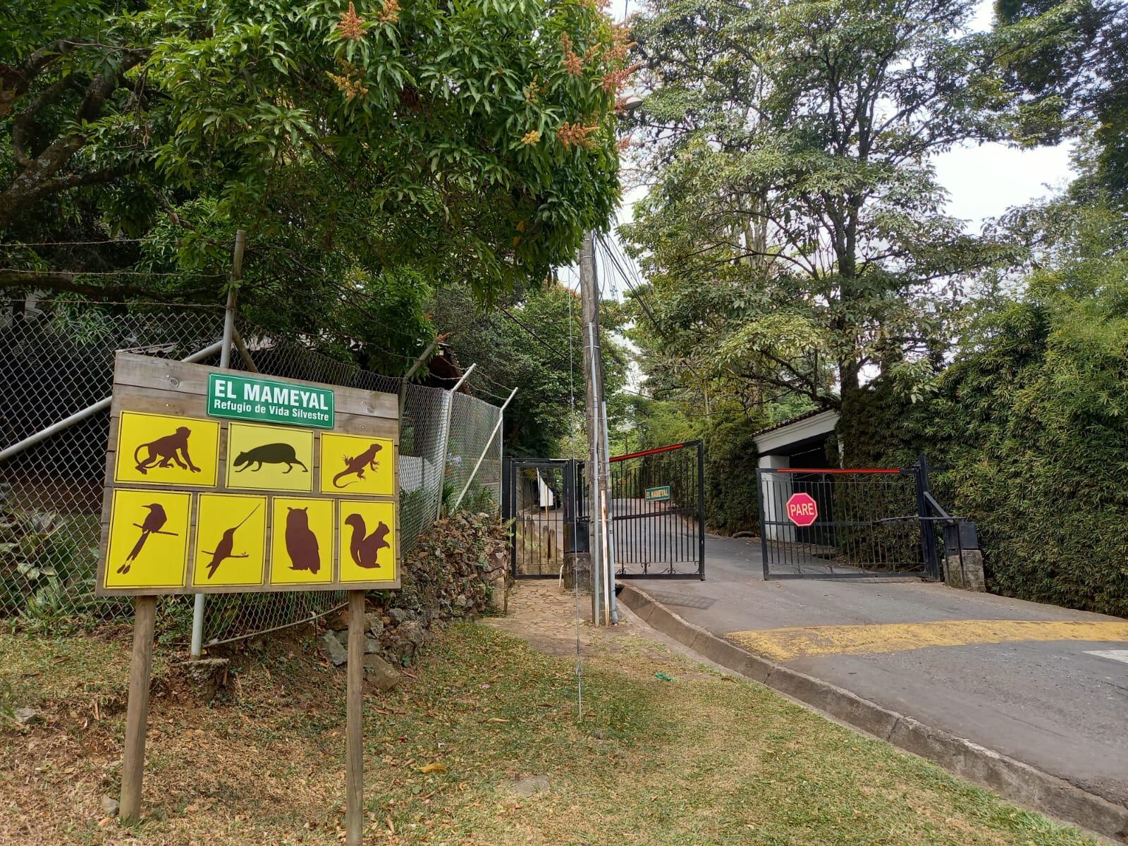 Entrada del condominio donde vivía Luz Mery Tristán.