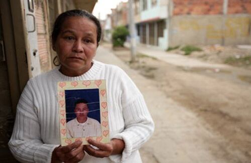 A doña Elvira Vásquez le cuesta creer que su hijo, Joaquín Castro, murió en combates con el Ejército. “Mi chinito no tenía vicios, ni era de las águilas”, dice con dolor desde su casa en el barrio Santa Sofía del municipio de Soacha, al sur de Bogotá. (Foto: Daniel Reina- SEMANA)