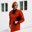 Diana, princesa de Gales, lleva un brazalete con dijes a bordo del nuevo crucero de P&O "Royal Princess", llamado así en honor a ella, después de darle al barco su nombre en una ceremonia formal de nombramiento